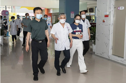 颍州区区委常委、副区长笪前进慰问六院科技工作者