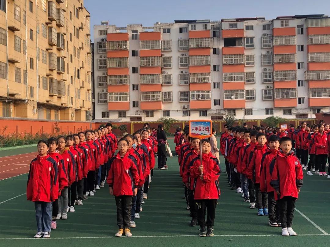 我运动我快乐   我健康我成长---王店镇中心小学举行“七彩阳光健康成长”队列队形广播体操比赛。