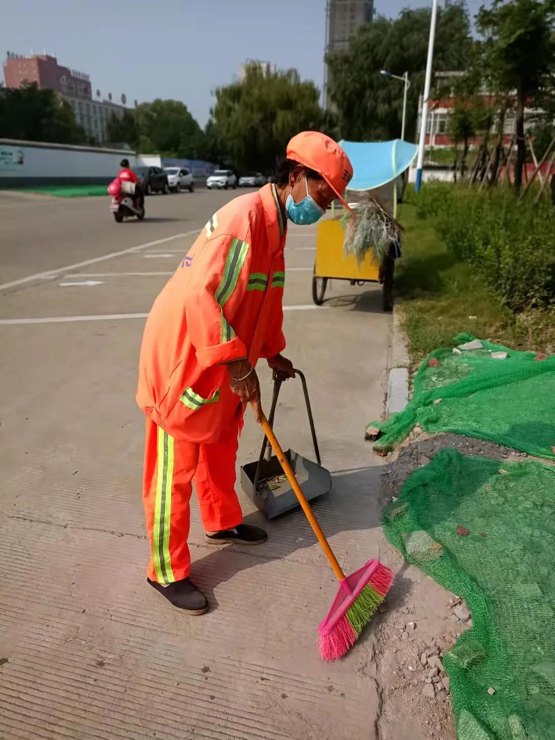 情系环卫工 深秋送温暖
