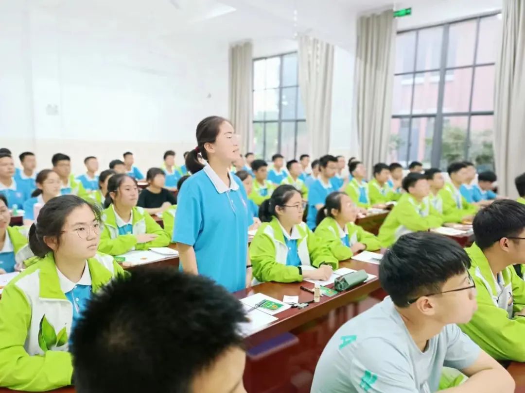 阜阳市成效中学举行新团员入团仪式