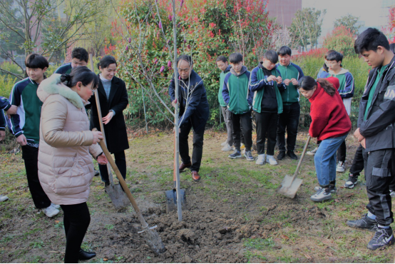 安徽阜南技校发动学生植树护绿，主动做绿色文明守护者