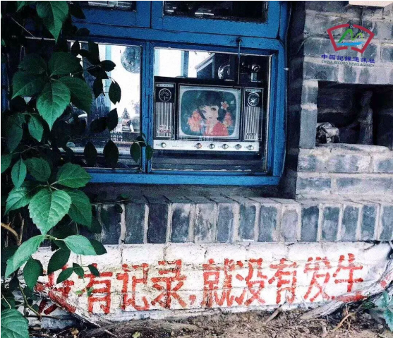 1108，中国记者节，愿你：目光温和，步伐坚定