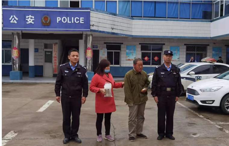 民警驱车二百里  护送智障者返家