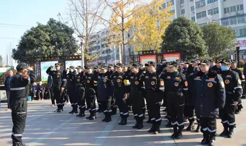 爱心点燃希望 慈善温暖阜阳《国际志愿者日》爱心演艺协会志愿服务行动…