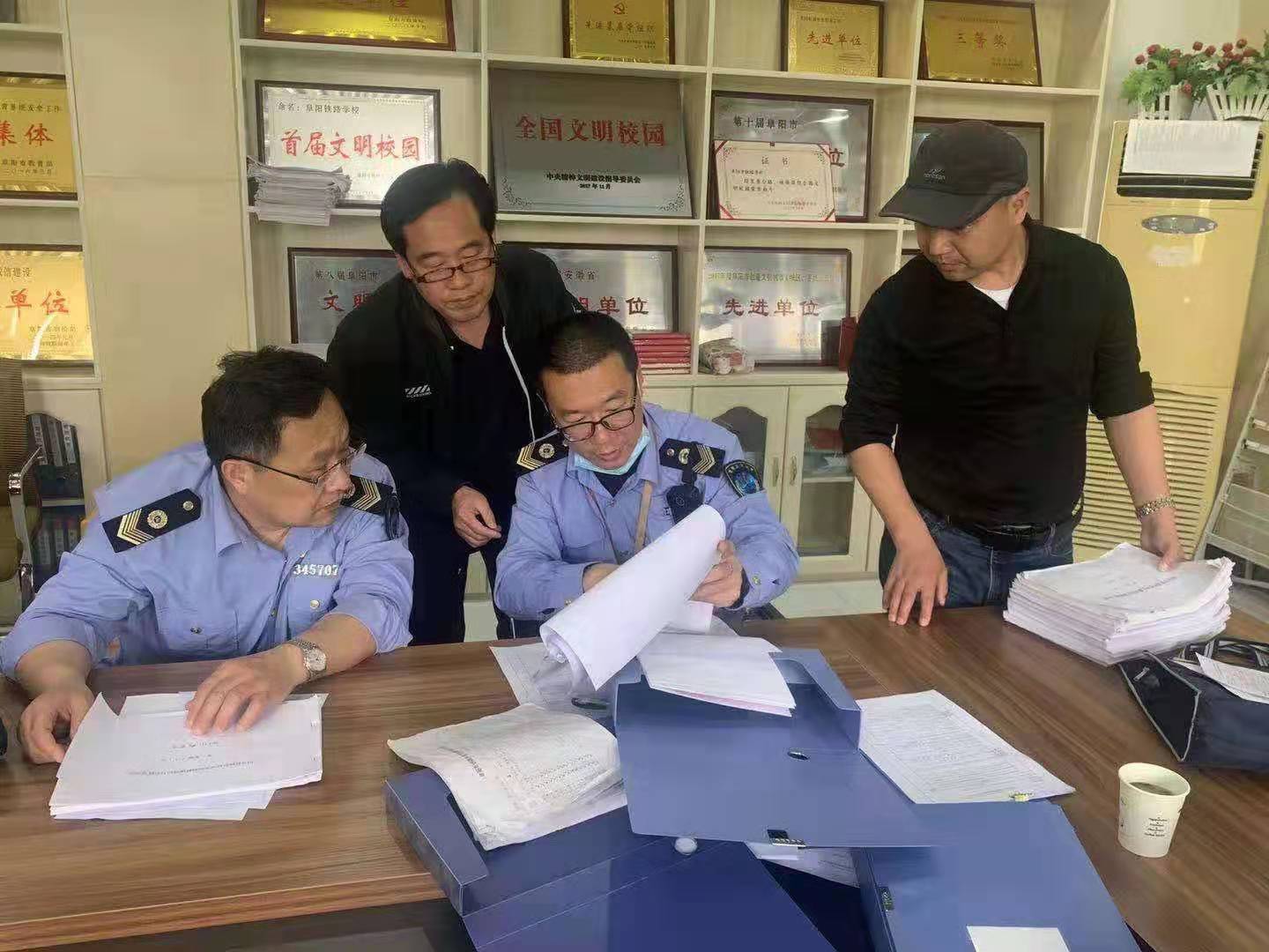 安徽阜阳市卫生健康综合执法支队督查学校疫情防控工作