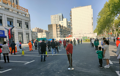 清河社区积极配合医务人员进行第四次核酸检测