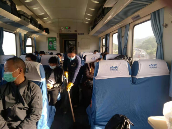 列车行驶中的那事