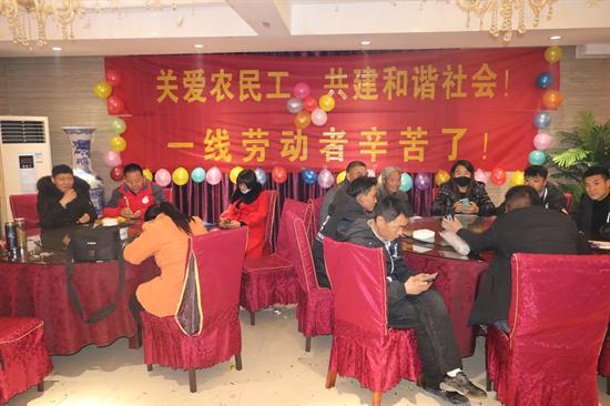 阜阳一家爱心企业集体慰问新产业工人