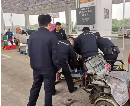 我为群众办实事【老人突发疾病 巡逻民警及时送医救治】