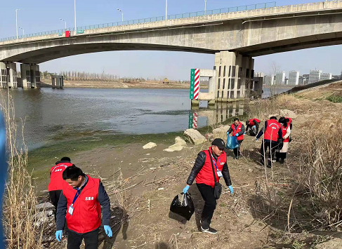 界首市新联会志愿者     沙颍河公园捡拾垃圾