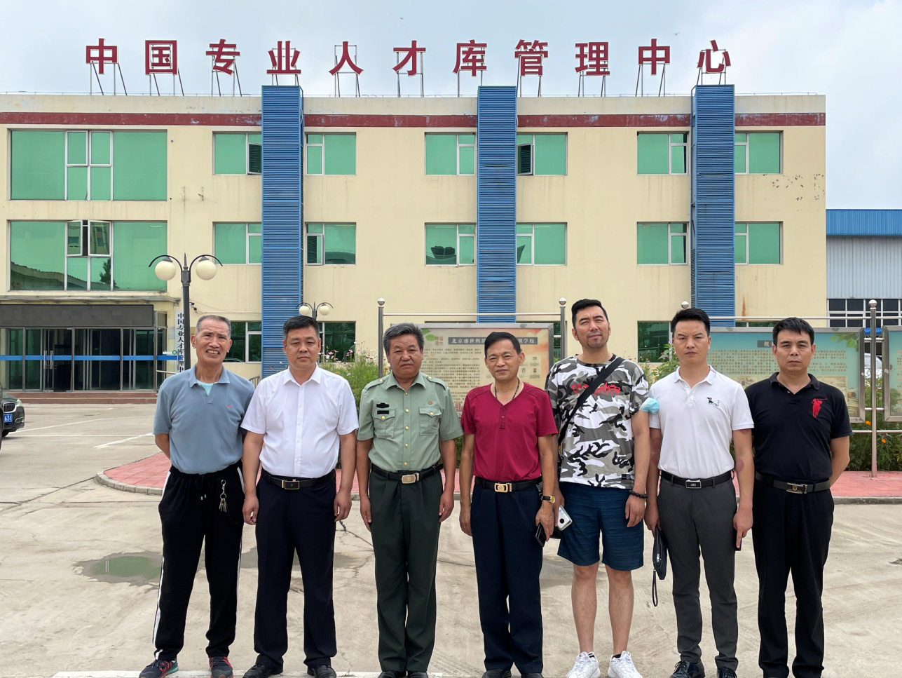 《军地智库》乘八一建军节东风应运而生 以谋划创意、建言资政内参模式，推动军地事业、 军民融合加速发展