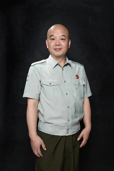 军旅生涯传捷报，博学多技显奇能 —-黄小龙的传奇人生