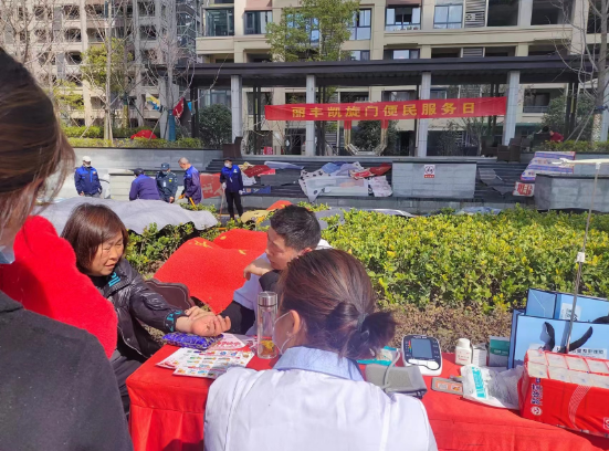 阜阳凯旋门物业服务中心：情系女神节，关爱社区居民健康，