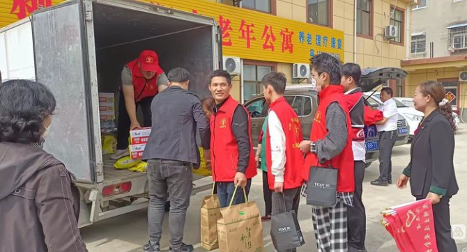 中国好人市监局杨传武劳模工作室志愿者携爱心企业到阳光老年公寓