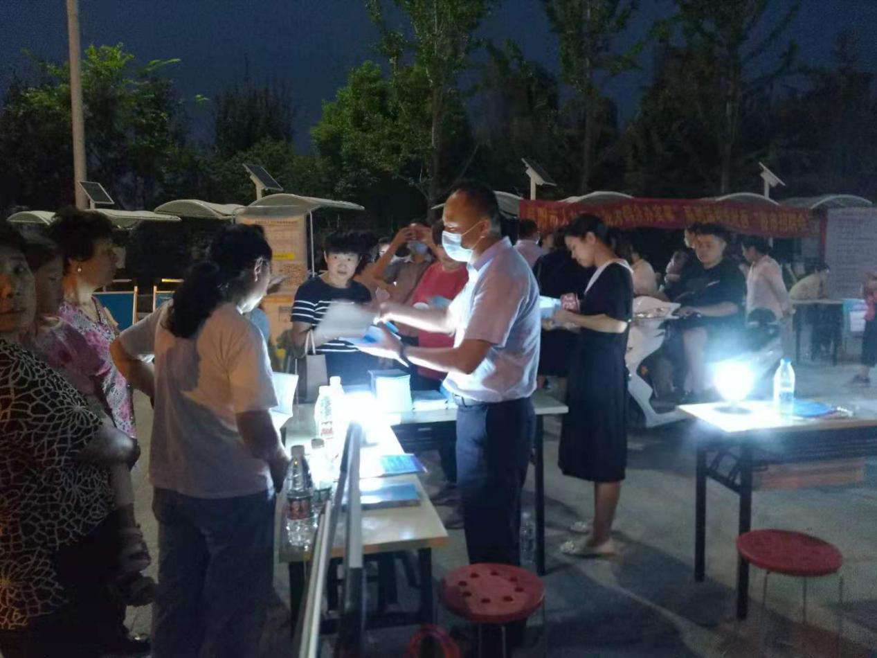 安徽：阜阳颍东区“夜市招聘会”