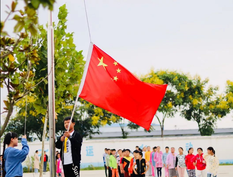 颍东区汪庙小学：我和国旗合个影 爱国就要晒出来