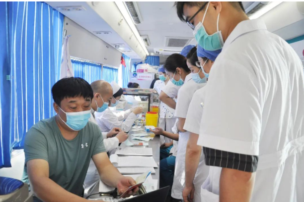 医师节系列活动（五）丨他们挽袖献血，传递爱心