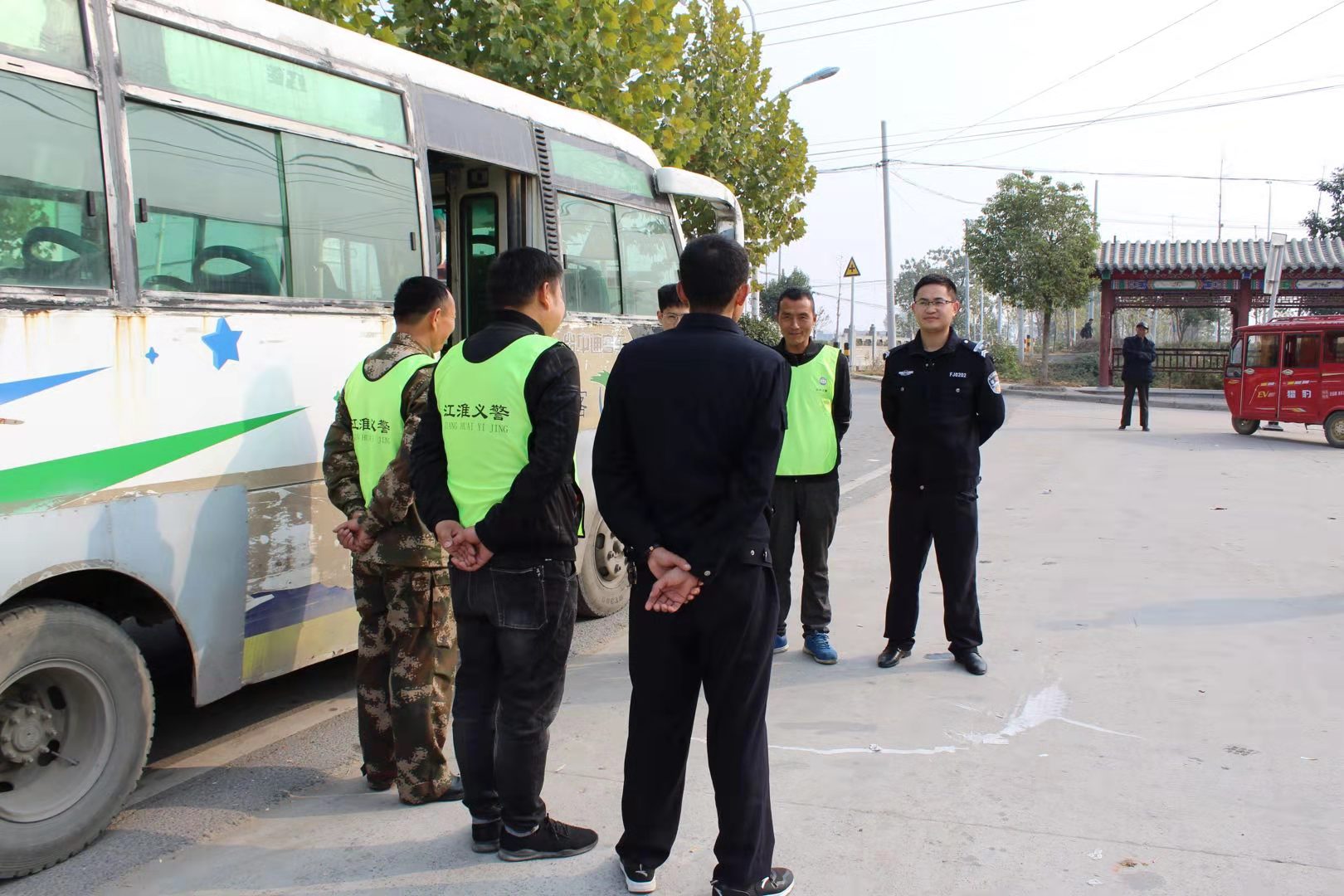 乌江所:组织民警联合“江准义警”开展车站宣传
