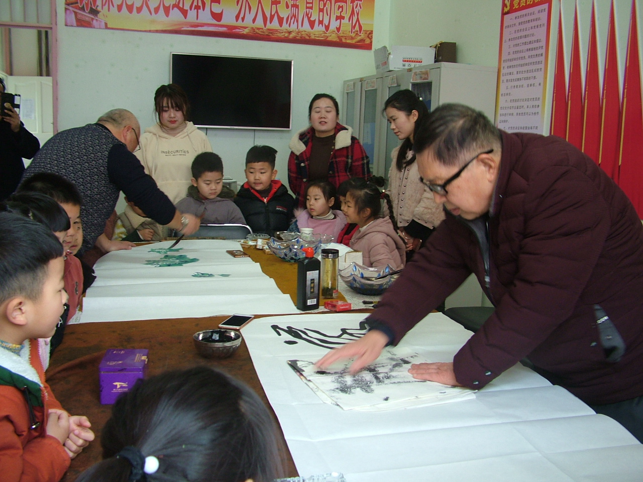 阜阳市颍东区向阳老年协会积极开展书画进校园活动