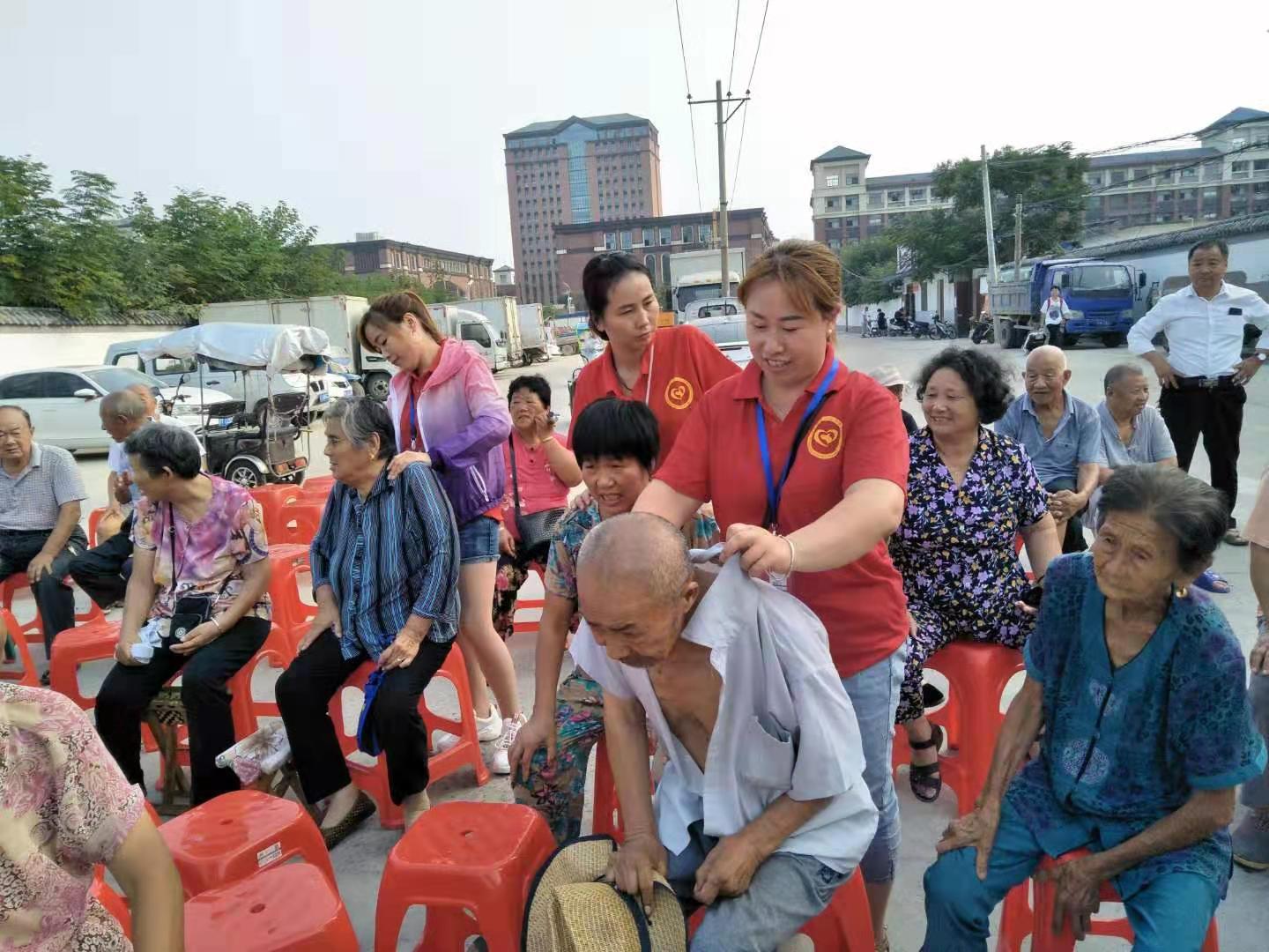 幸福苑小区举行庆祝中华人民共和国成立七十周年献爱心活动