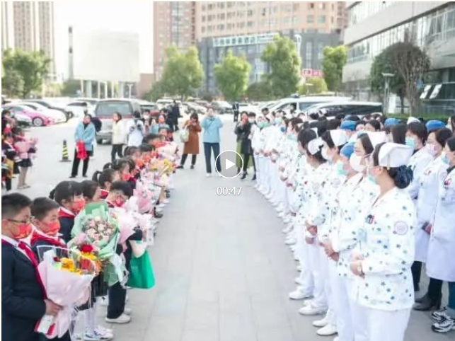 “小朋友们用心准备的礼物，太暖心了，我们很感动！”