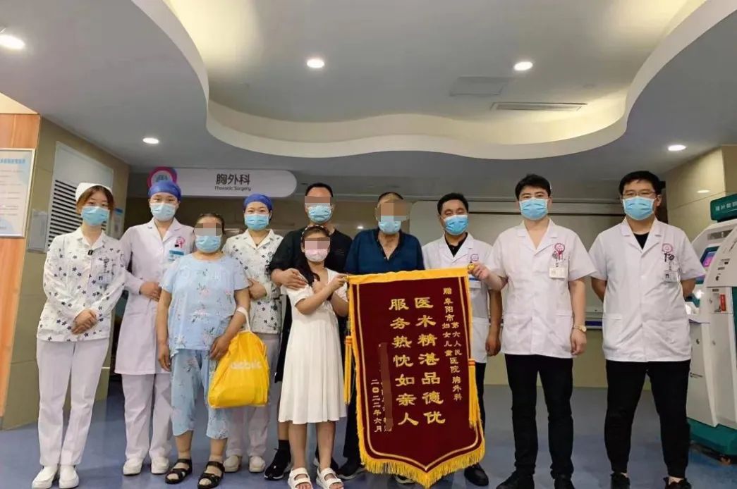 这一家人不顾酷暑专程送来锦旗！