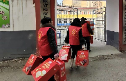 心连心志愿者到下元村残联智障学校问问智障儿童