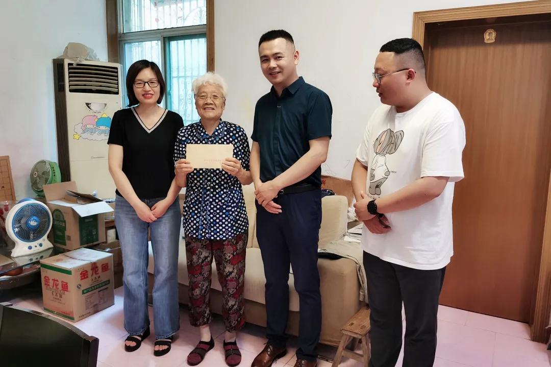 阜阳市妇女儿童医院走访困难慰问老党员