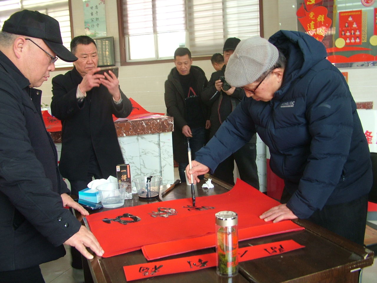 书法家到颍东和谐社区为市民写春联