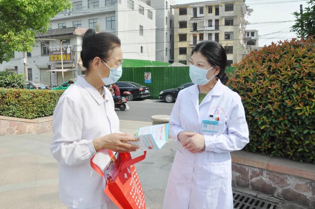 世界无烟日|安徽阜阳市妇女儿童医院走进鼓楼广场开展宣传活动