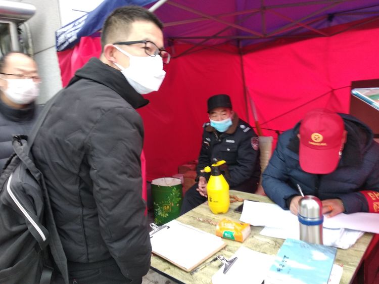生命的第一道防护线一一颍州区万方广场小区众志成城，齐心协力抗击疫情
