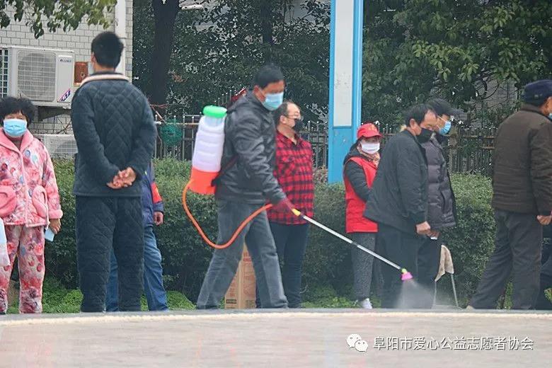 疫情防控 ，志愿者贴心义剪方便群众献爱心