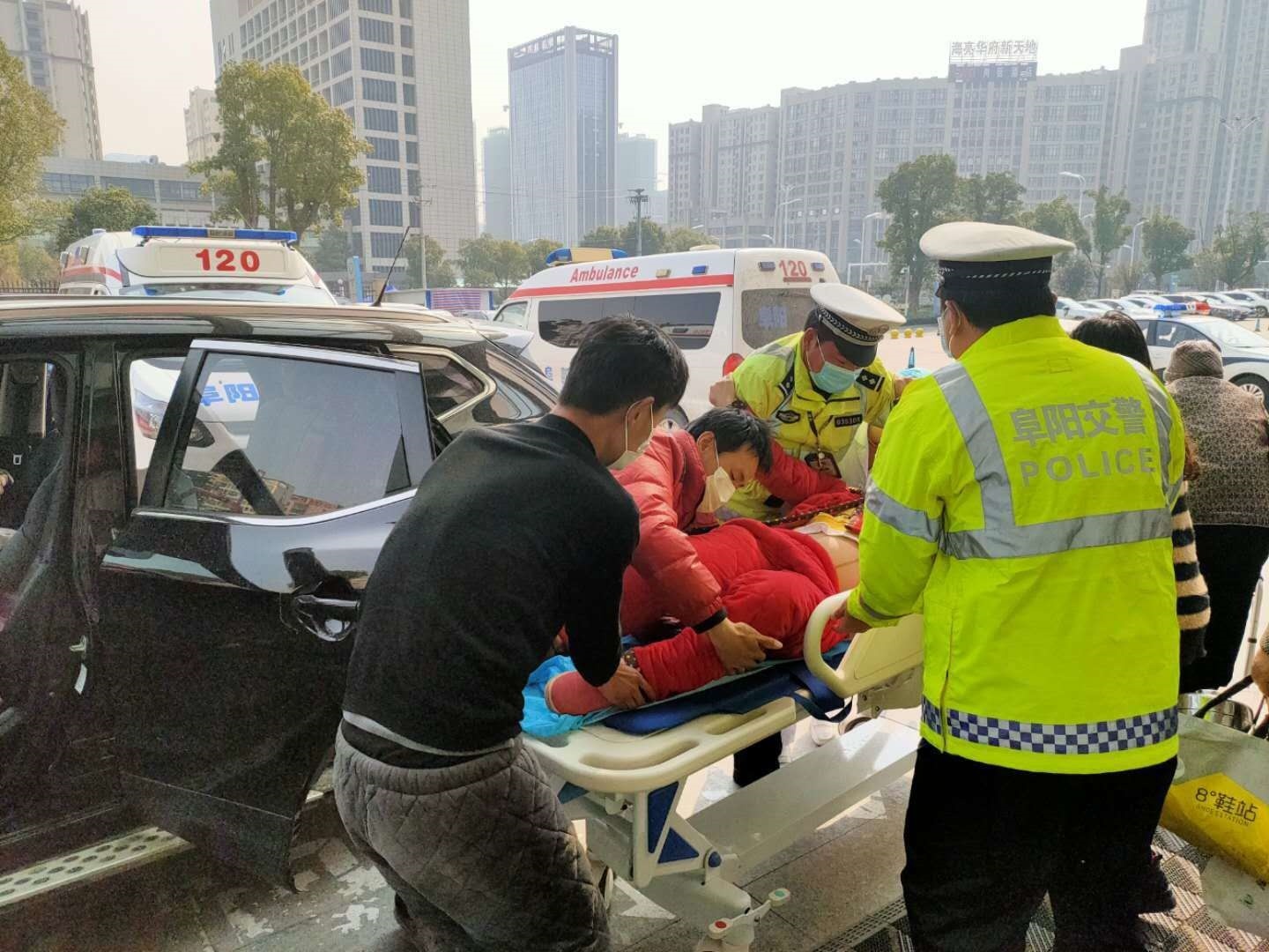 阜阳：疫情下 突遇临盆孕妇就医 交警紧急护送保母子平安