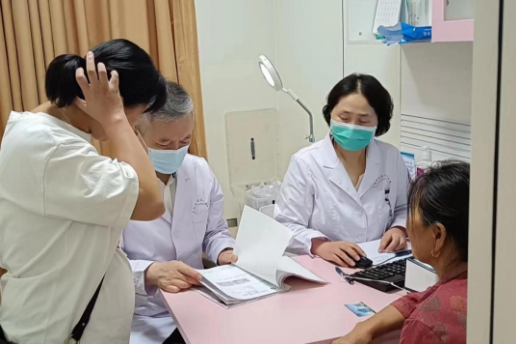 上海专家来坐诊指导，百姓看病有“医靠”