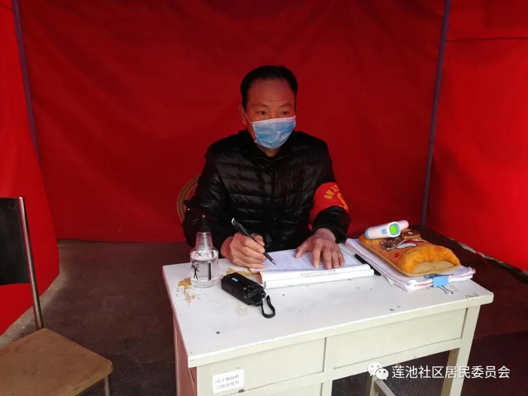阜阳：莲池社区党员干部志愿者携手建立一道疫情防护墙