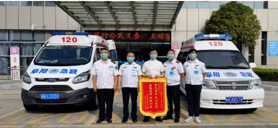 他不远千里送来锦旗，只为当面说声谢谢
