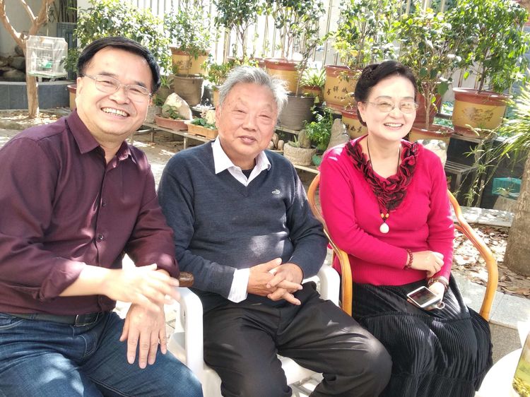 寒秋最爱山里红   树树挂满红灯笼——阜阳部分作家、诗人拜访梁如云先生