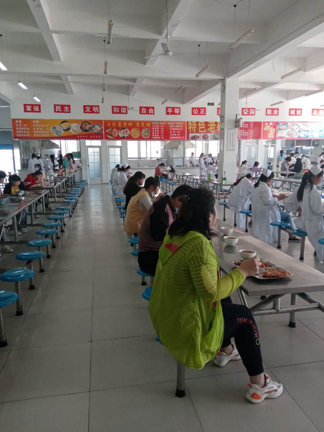  疫情指导员   履职为复学