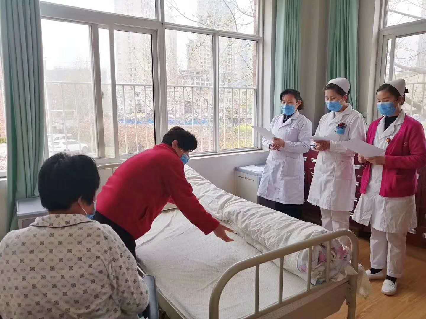 安徽阜阳：红叶林养老院为提升服务质量，举行护理人员专业知识考试