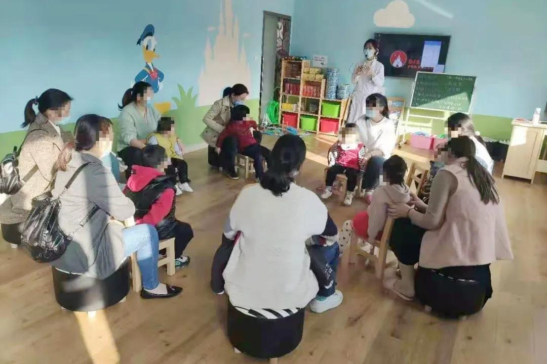 迪士尼欢乐屋传来了笑声……