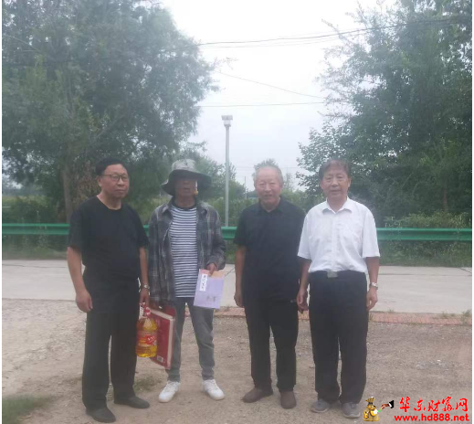 颍东区老年协会节前慰问敬老爱亲模范人物