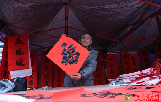 书法家侯玉林摆地摊写春联60载，有一种是免费写，很多年轻人不知道原因