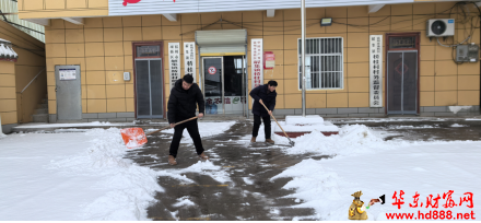 清雪除冰暖民心，爱心棉被传温情