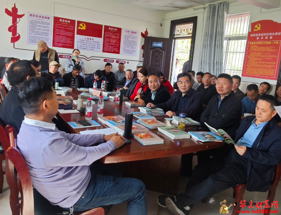 桃花灼灼聚文心，诗韵悠悠润临泉