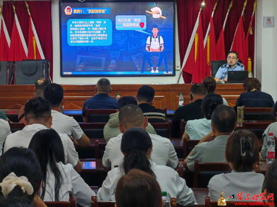 谁说出卖银行卡不犯法？ 阜阳颍州公安分局王琦警官走进万霖社区提醒居民 当心，别掉进电信诈骗陷阱
