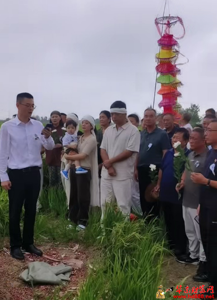 百余名宗亲冒雨追悼傅金友会长